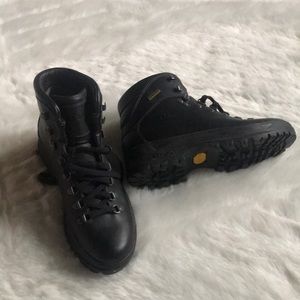 Black winter boots